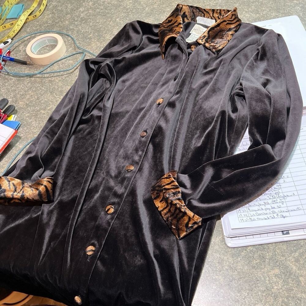 Bentley women’s size 12 black velvet velour, button-down leopard collar top - Picture 12 of 12
